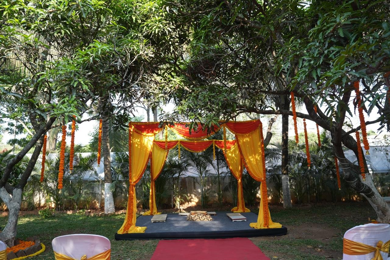 Under The Mango Trees outdoor area